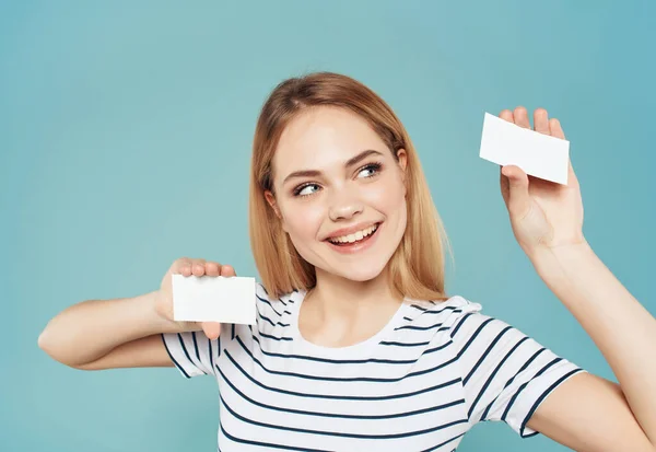 Femme gaie avec une carte de visite en arrière-plan isolé main — Photo