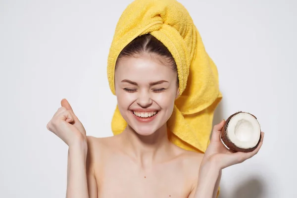 Mulher com ombros nus segurando coco vitaminas naturais — Fotografia de Stock