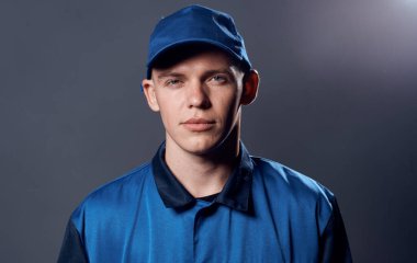 Üniformalı inşaat işçisi.