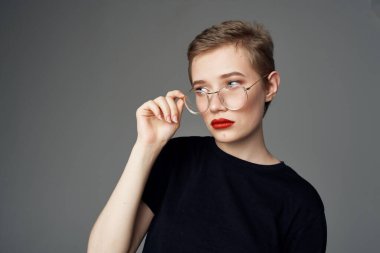 Gözlüklü güzel bir kadın.