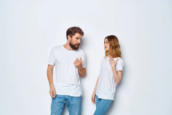 Νεαρό ζευγάρι σε λευκό t-shirts και τζιν casual φορούν μόδες mockup — Φωτογραφία Αρχείου