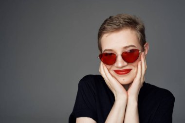 Güzel bir kadının el hareketi. Kırmızı dudaklar göz alıcı, izole bir arka plan.