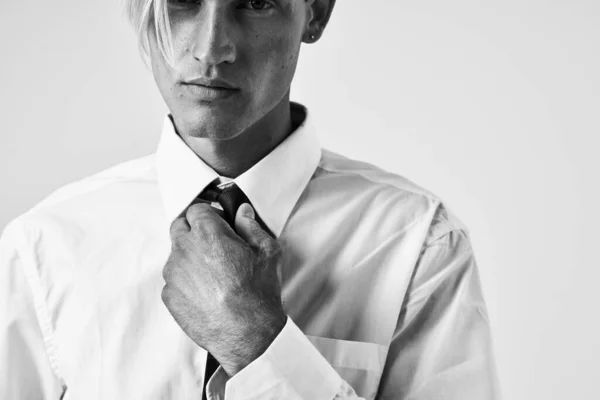 Knappe man met trendy kapsel wit shirt portret mode — Stockfoto