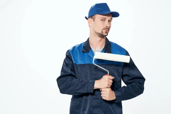 Férfi dolgozó egyenruha festék görgő javítási munka — Stock Fotó