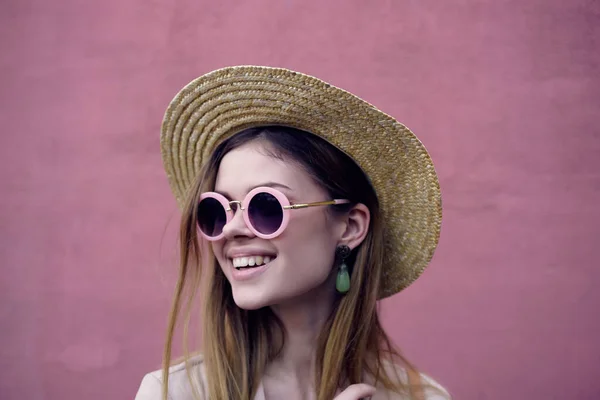 Bella donna per strada indossando cappello e occhiali modello da parete rosa — Foto Stock