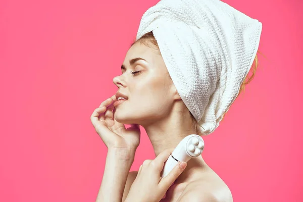 Donna con un asciugamano sulla testa massaggiatori in mani pelle pulita assistenza sanitaria — Foto Stock
