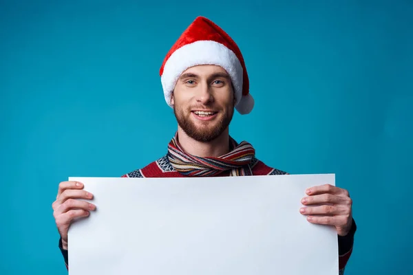 Emotioneel man in een kerst wit mockup poster blauw achtergrond — Stockfoto