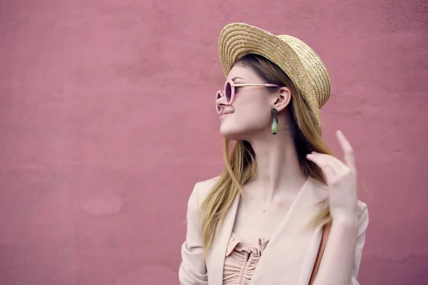 Kvinna stad promenad roligt mode frisk luft rosa vägg Livsstil — Stockfoto
