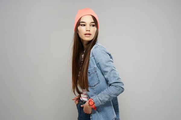 Brunette dragen roze hoed denim shirt poseren mode hipster — Stockfoto