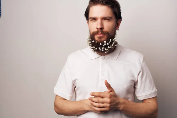 Весела людина квіти в прикрасі бороди емоції біла футболка — стокове фото