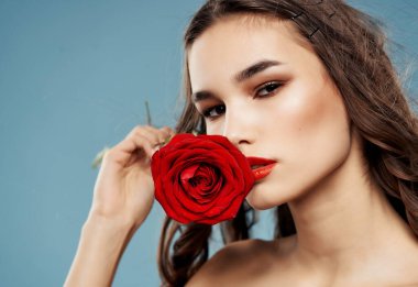 Esmer, çıplak omuzlar kırmızı çiçek, temiz ten.