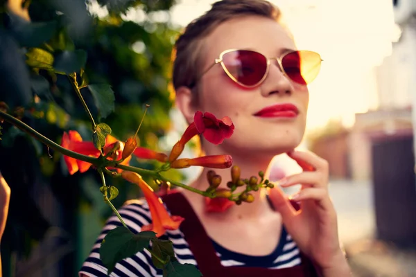 Wanita mengenakan kacamata hitam bunga luar ruangan dekorasi musim panas — Stok Foto