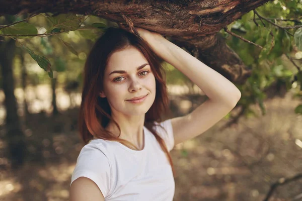 Güzel bir kadın kırsalda dinleniyor. Temiz hava. — Stok fotoğraf