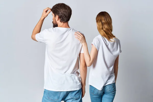 Man och kvinna i vita t-shirts design studio tillbaka visa mocap — Stockfoto