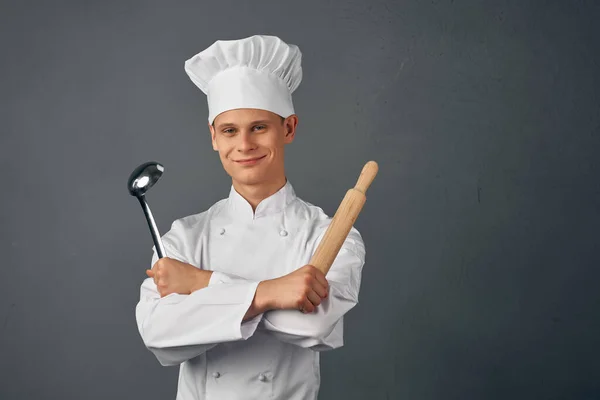Chef con utensili da cucina che servono professionisti del ristorante — Foto Stock
