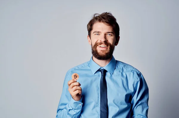 Бізнесмен в сорочці з краваткою фінансовий менеджер інвестиції віртуальні гроші — стокове фото