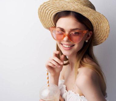 Güzel kadın moda gözlükleri makyaj lambası arka planı