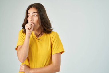 Şaşırmış esmer kadın yüzünü kapatmış. Duygusal şok geçirmiş. Geçmişi izole edilmiş.