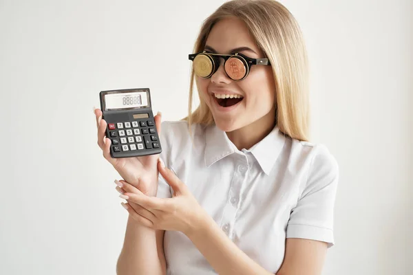 Mulher alegre usando óculos feitos de moedas de ouro criptomoeda dinheiro virtual — Fotografia de Stock
