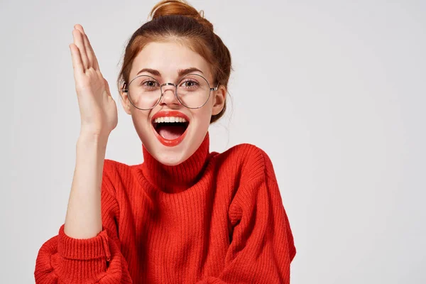 Retrato de uma mulher em uma camisola vermelha Lifestyle Estúdio modelo divertido — Fotografia de Stock