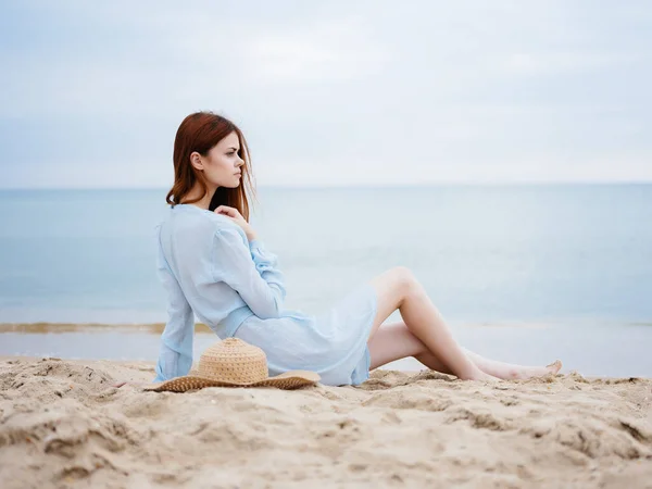 Donna in abito capelli rossi spiaggia oceano aria fresca tempo libero — Foto Stock