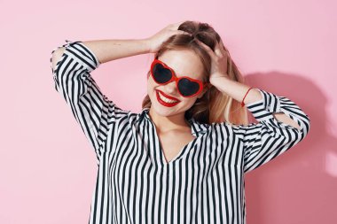 Şirin sarı dudaklar pembe arka plan pozu veriyor.