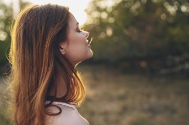 Güzel kadın doğa, tatil, temiz hava.