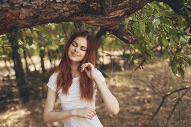 Güzel bir kadın kırsal kesimde dinleniyor. Yaşam tarzı yaz.