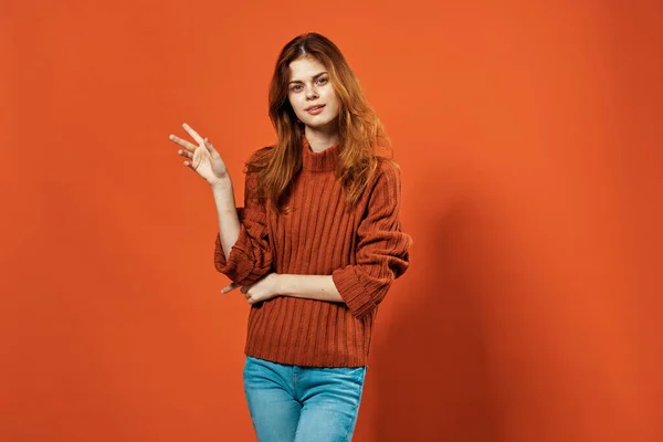 Mujer con pelo rojo posando gestos de mano divertido estudio — Foto de Stock