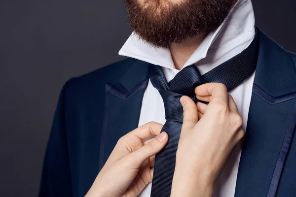 スーツの男ネクタイ結び自信 — ストック写真