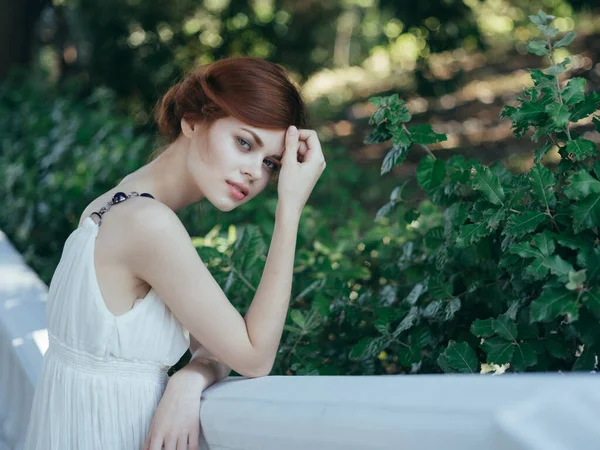 Hübsche Frau im weißen Kleid griechische Prinzessin Mythologie Tradition — Stockfoto