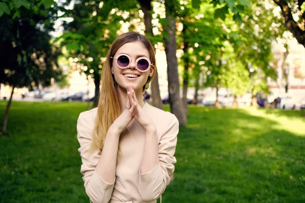 Glad kvinna i parken grönt gräs sommar promenad — Stockfoto