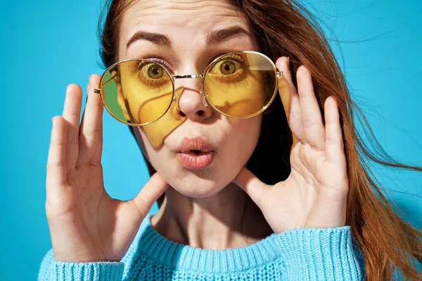 Bonita mujer moda posando aislado fondo — Foto de Stock