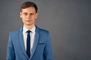 Takım elbiseli iş adamı kendine güvenen yönetici profesyonel stüdyo.