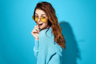 Mavi arka plan pozu veren bir kadın portresi