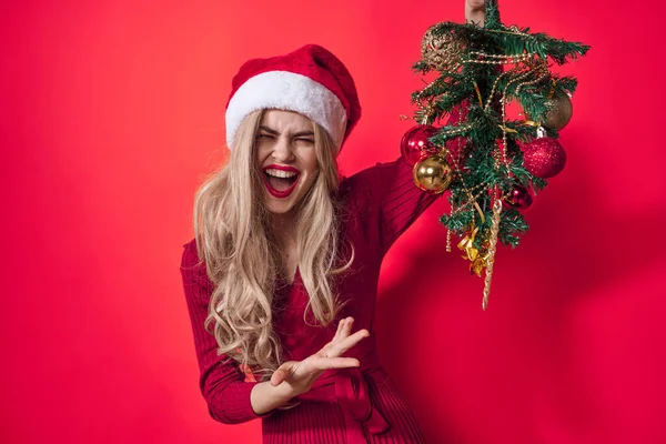 Žena na sobě vánoční dovolená móda růžové pozadí — Stock fotografie