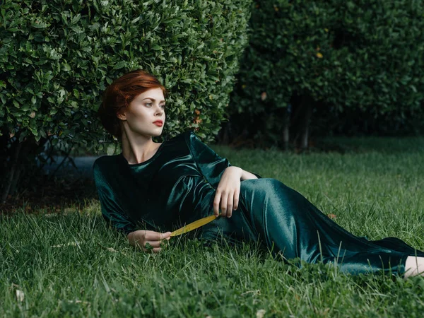 Γυναίκα σε πράσινο φόρεμα ομορφιά πράσινο γρασίδι καλοκαίρι είναι ένας κήπος νεράιδα — Φωτογραφία Αρχείου