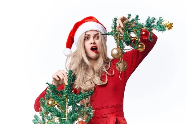 Noel Baba kostümü giyen neşeli bir kadın. Geleneksel Noel dekorasyonu.