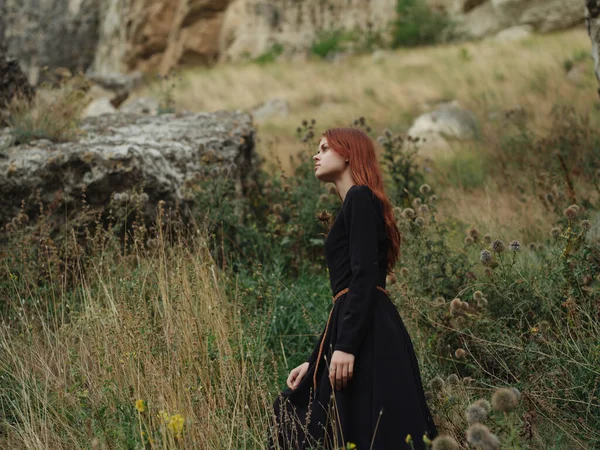 Mulher ruiva nas montanhas andar de férias estilo de vida — Fotografia de Stock