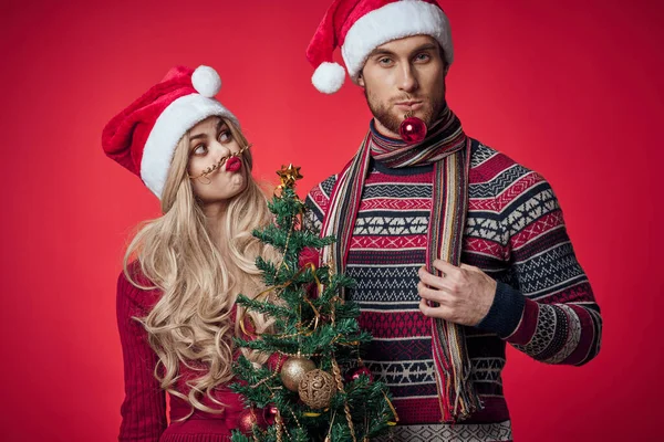Homme et femme sont debout à côté de cadeaux de Noël Nouvel An vacances — Photo