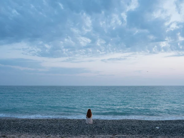 Femme assise au bord de l'océan repos liberté romance nature — Photo