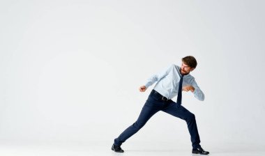 Kravatlı adam ofis yöneticisi duyguları finanse ediyor.