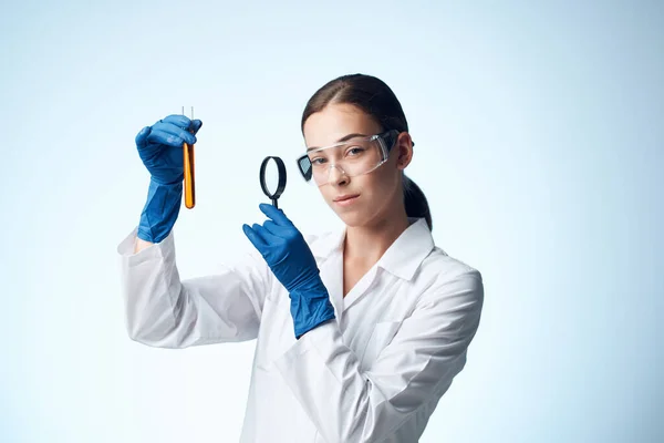 Mulher assistente de laboratório de pesquisa ciência tecnologia de diagnóstico — Fotografia de Stock