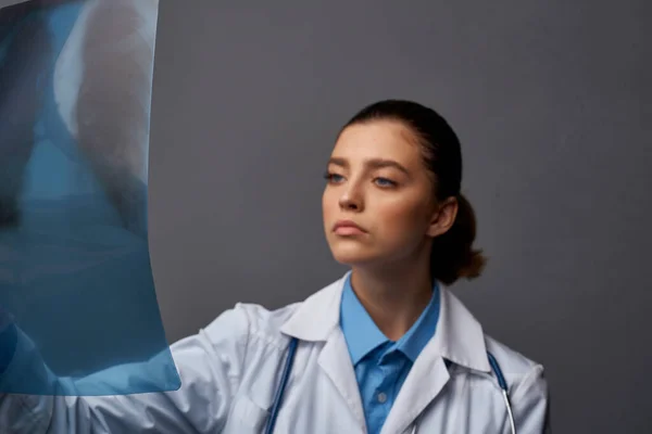 Лікування рентгенівської медицини жіночого лікаря — стокове фото