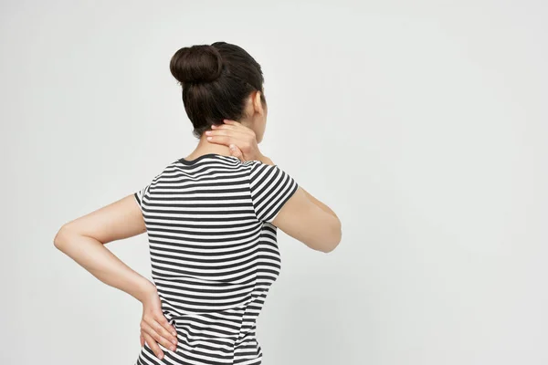 Γυναίκα σε ένα ριγέ t-shirt πόνο στο λαιμό προβλήματα υγείας — Φωτογραφία Αρχείου