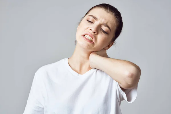 Niezadowolona kobieta w białej koszulce ból stawów problemy zdrowotne emocje — Zdjęcie stockowe