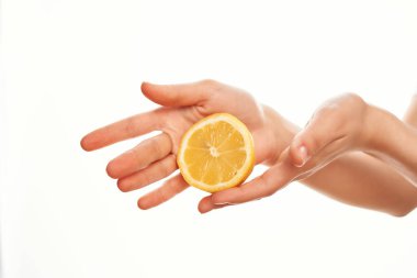 Limon tutan kadın sağlıklı sebzeler pişiriyor.