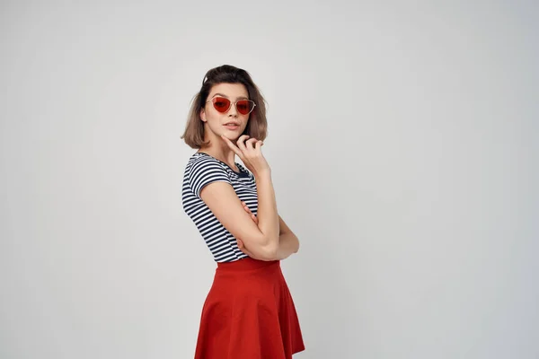 Kvinna med fashionabla frisyr solglasögon poserar mode sommar — Stockfoto