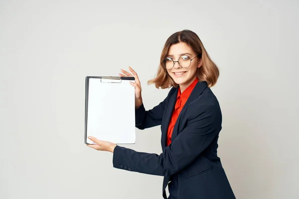 Žena v obleku dokumenty manažer kancelářské práce — Stock fotografie