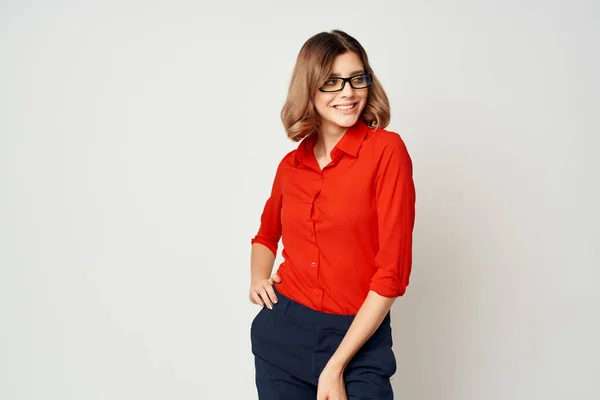 Bonita mujer de negocios en camisa roja trabajo oficina fondo claro — Foto de Stock